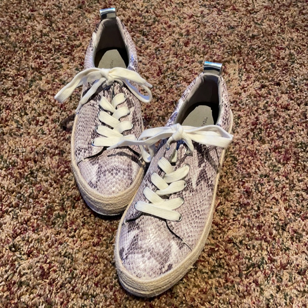 Treasure & Bond casual shoe